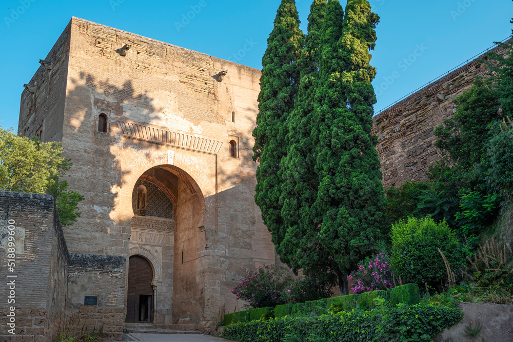 Puerta de la justicia en la muralla exterior de la Alhambra en Granada, España