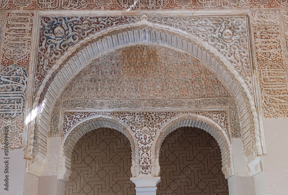 Puerta y arco de origen musulmán siglo XIII en el alcázar de Genil en Granada, España - obrazy, fototapety, plakaty 
