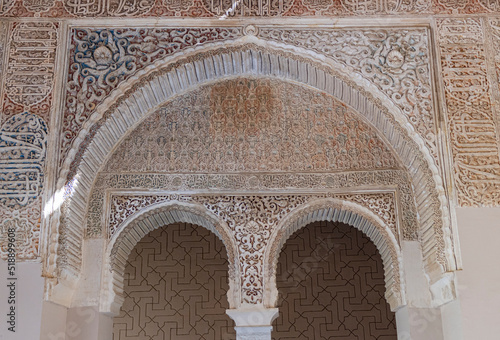 Puerta y arco de origen musulmán siglo XIII en el alcázar de Genil en Granada, España