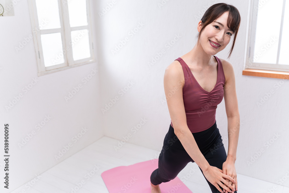 Fototapeta premium 女性 ストレッチ ヨガ