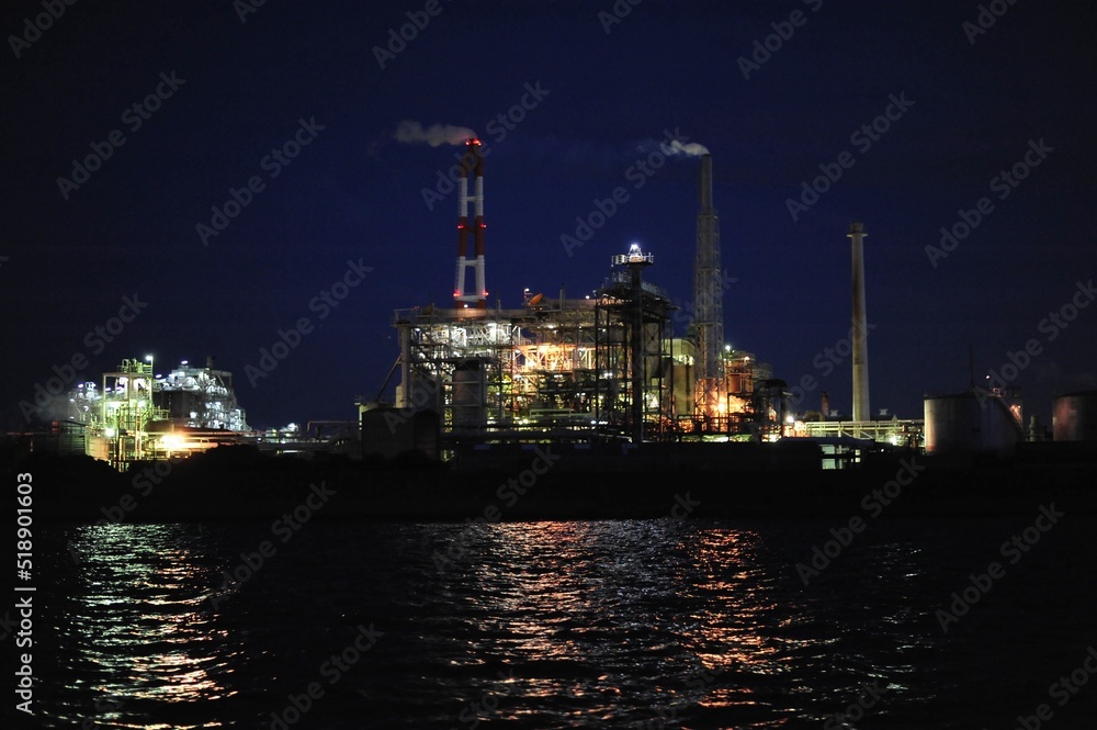 Obraz premium 夜の海辺の工場景