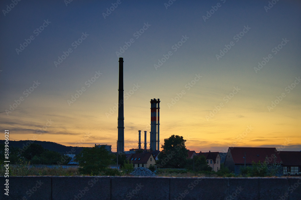 Kraftwerk und Schornstein im Stadtteil Burgau Winzela, Sonnenuntergang, Stadtwerke Jena in Thüringen, Deutschland