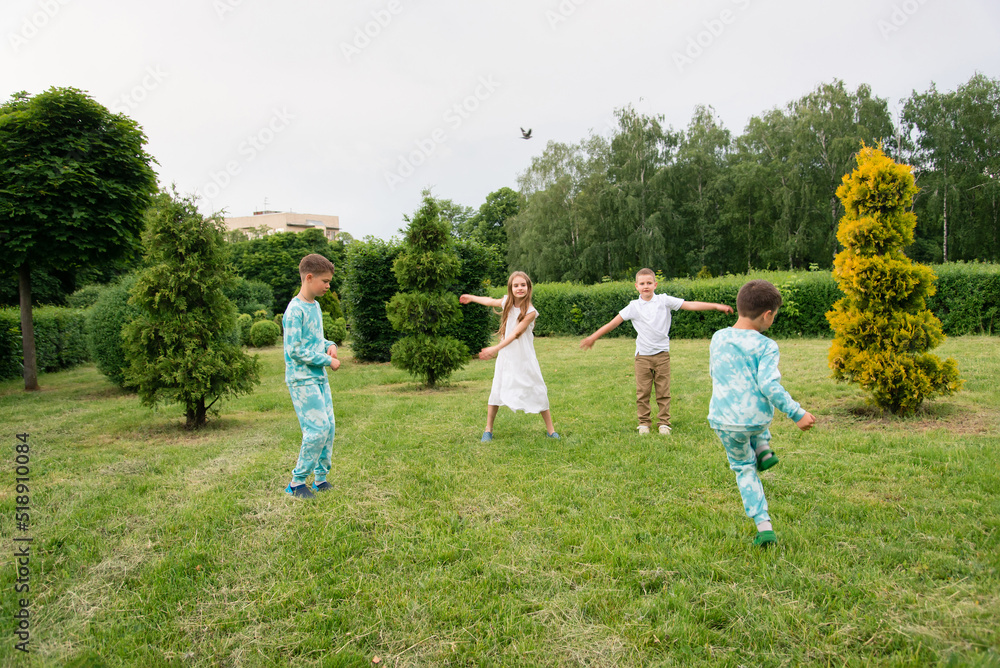 Obraz premium happy children play in the park. Children in nature.