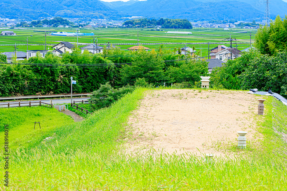 Fototapeta premium 夏の沖出古墳 福岡県嘉麻市 Summer Okiide burial mound. Fukuoka-ken Kama city.