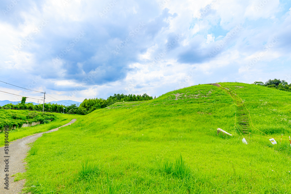 Obraz premium 夏の沖出古墳 福岡県嘉麻市 Summer Okiide burial mound. Fukuoka-ken Kama city.