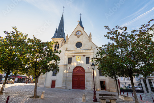 Façade de l'église catholique Saint-Jean-Baptiste de Sceaux, monument historique situé à Sceaux, France, dans le département français des Hauts-de-Seine photo