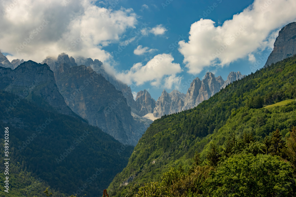 Fototapeta premium Le cime del brenta viste dalla gola del lago di Molveno