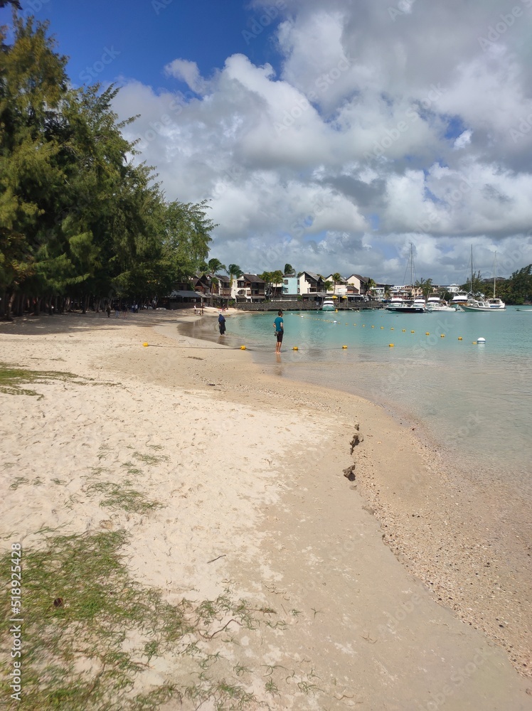 Plage paradisiaque d'un lagon de l'ile Maurice Plage paradisiaque d'un lagon de l'ile Maurice