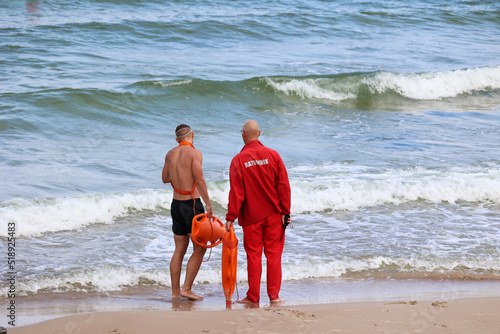 Fototapeta Naklejka Na Ścianę i Meble -  Ratownik na plaży podczas patrolowania brzegu wody. 