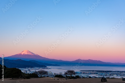 日本平から拝む夕暮れ時の富士山