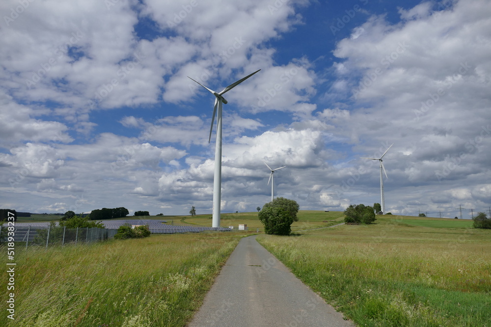 Windkraft und Photovoltaik - erneuerbare Energien Windkraft und Photovoltaik - erneuerbare Energien