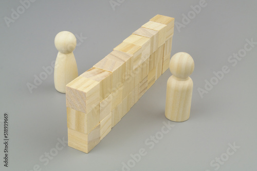 Φωτογραφία Man and women people figures separated by wall