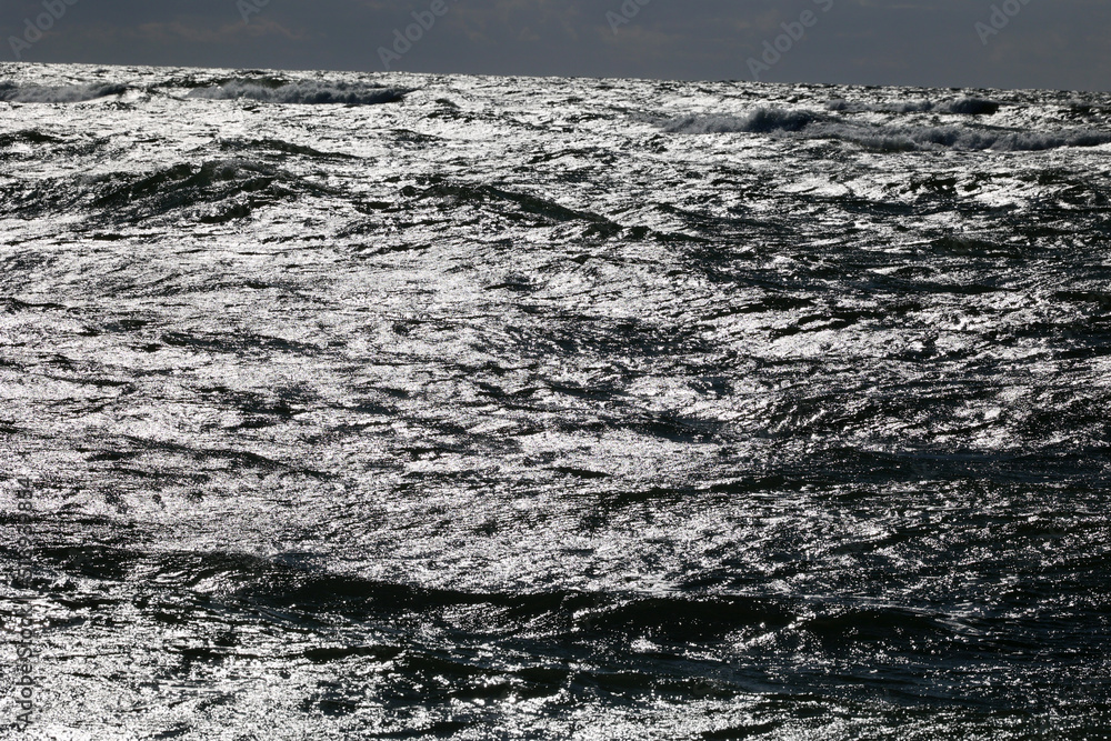 Widok na wielkie sztormowe fale morskie latem. - obrazy, fototapety, plakaty 