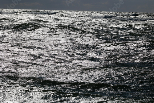 Widok na wielkie sztormowe fale morskie latem.