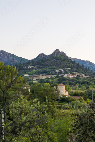 Vue au lever du soleil sur les montagnes autour d Olargues dans le Parc naturel r  gional du Haut-Languedoc