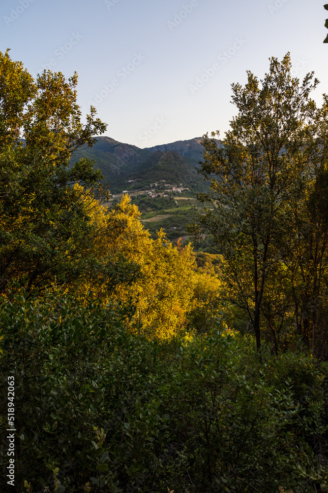 Vue au lever du soleil sur les montagnes autour d'Olargues dans le Parc naturel régional du Haut-Languedoc