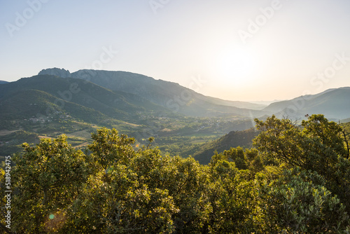 Vue au lever du soleil sur les montagnes autour d Olargues dans le Parc naturel r  gional du Haut-Languedoc