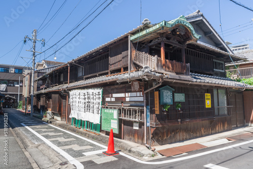 四間道の屋根神様