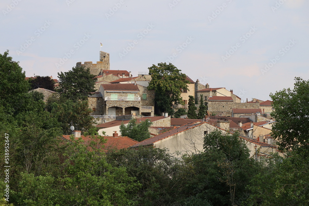 Vue d'ensemble du village, village de Montpeyroux, département du Puy de Dome, France