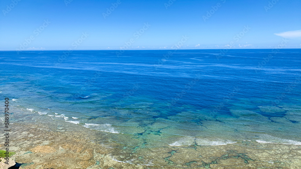 美しい沖縄の海と海岸の風景