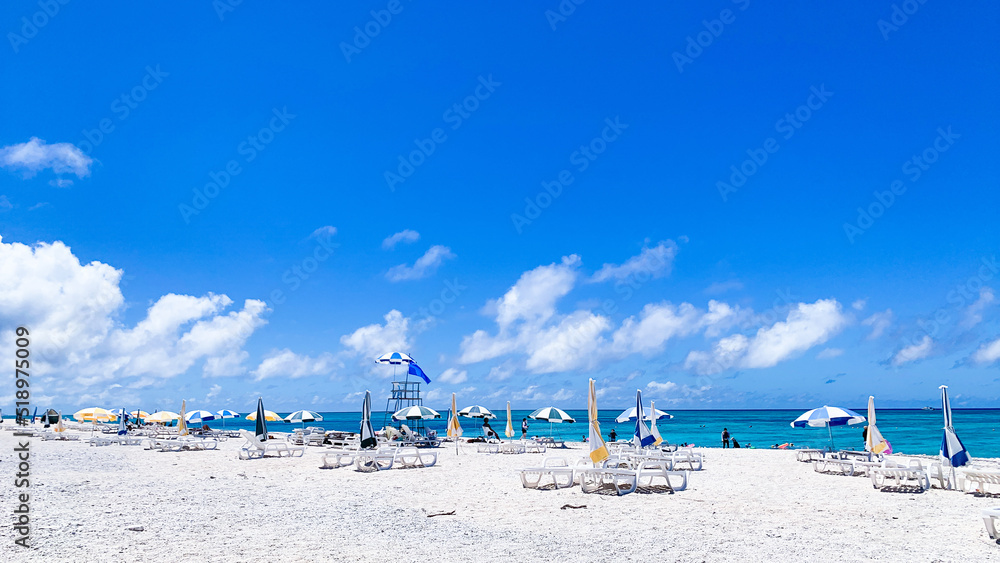 ナガンヌ島の白いビーチとパラソル Stock Photo Adobe Stock