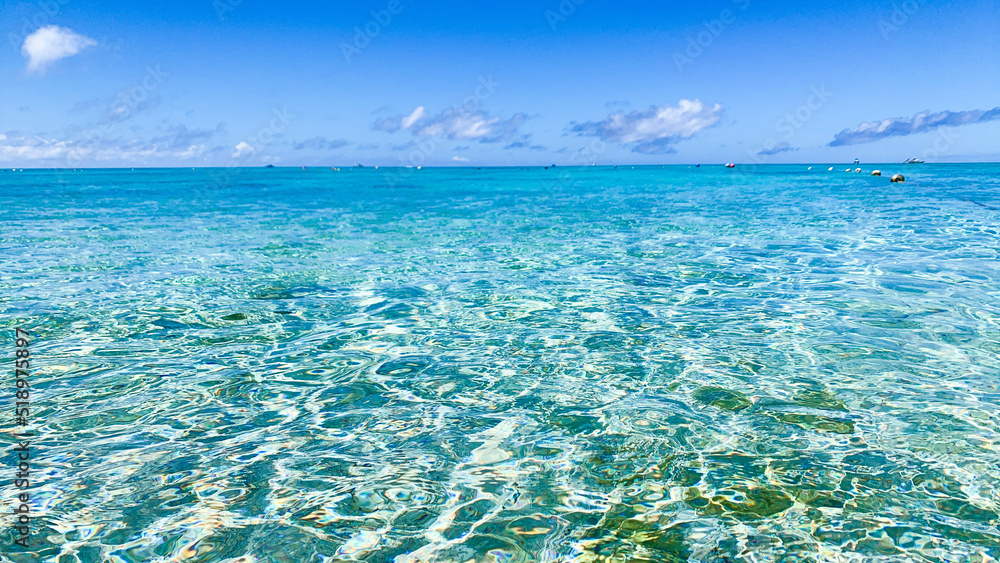 Fototapeta premium 南国リゾートの透き通る海面