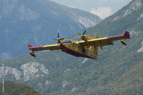 Wallpaper Mural Canadair in fase di ricarica presso il lago di Cavazzo, Udine, Italia Torontodigital.ca
