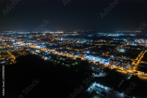 Foto a  rea noturna da cidade de Paul  nia. Localizada no interior de S  o Paulo. Brasil 2022.