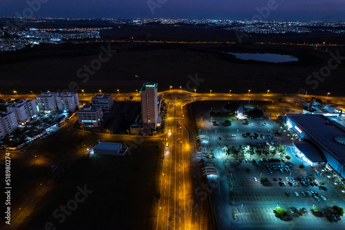 Foto aérea noturna da cidade de Paulínia. Localizada no interior de São Paulo. Brasil 2022.