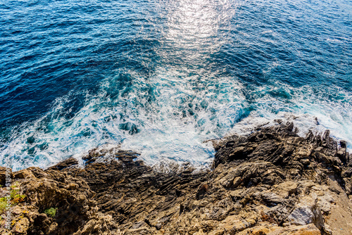 Ondas do mar agitado na encosta de pedra photo