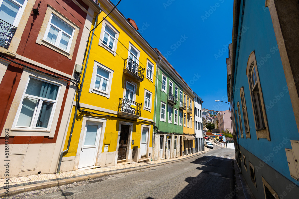 Casas coloridas em rua da cidade