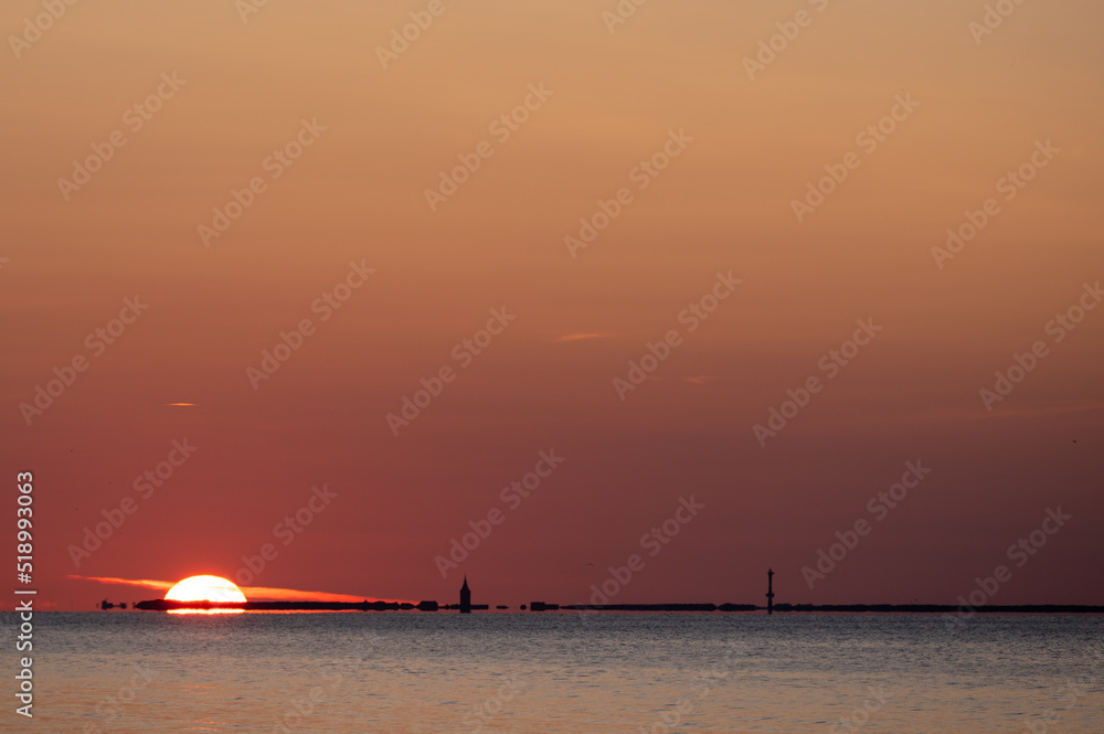 Sonnenuntergang am Meer mit Blick auf einen ferne Insel