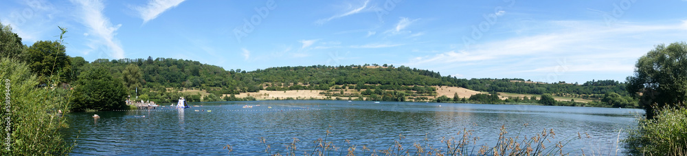 Schalkenmehren am gleichnamigen Maarsee Schalkenmehren am gleichnamigen Maarsee