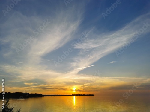 Sonnenuntergang mit Schleierwolken an der Ostsee bei Wismar und Zierow in Mecklenburg-Vorpommern in Deutschland