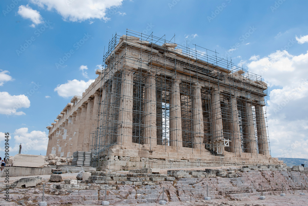 Obraz premium Athens, Greece / July 2022: The archaeological site of the Acropolis of Athens. The Parthenon