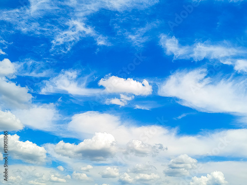 Fototapeta Naklejka Na Ścianę i Meble -  Blue sky with white clouds. Natural background. 