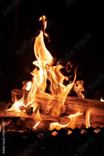 焚き火 焚火 火炎 キャンプ ソロキャンプ 幻想的 い神秘的 美しい 暖かい 熱い