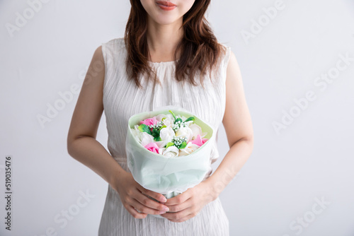 白いワンピースを着てブーケを持つ女性 Marriage activity