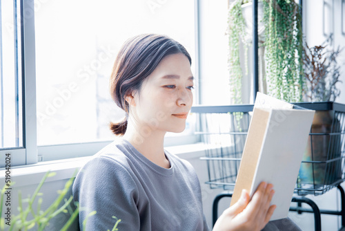 明るい室内で読書をする日本人女性 Free Download 明るい室内で読書をする日本人女性 - GFXLoad