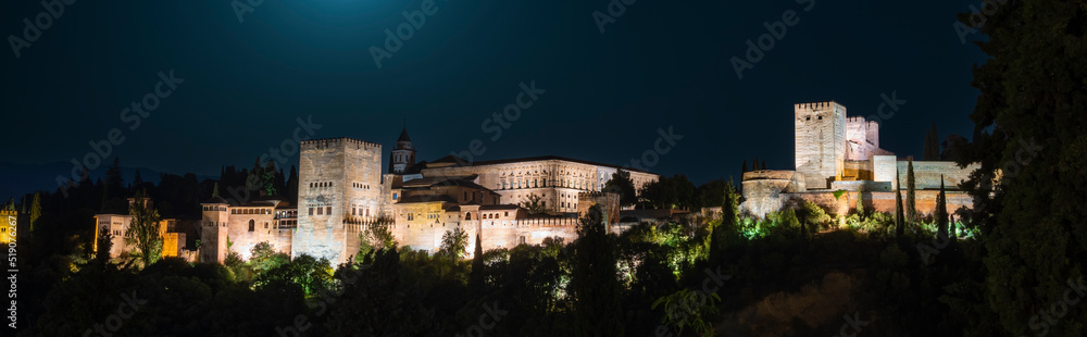 Vista nocturna de la majestuosa Alhambra de Granada, España