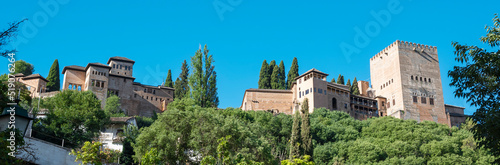 Panorámica de la Alhambra de Granada a media mañana vista desde el mirador del rey chico, España