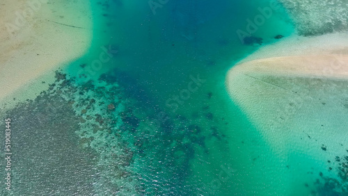 エメラルドブルーの珊瑚礁 空撮