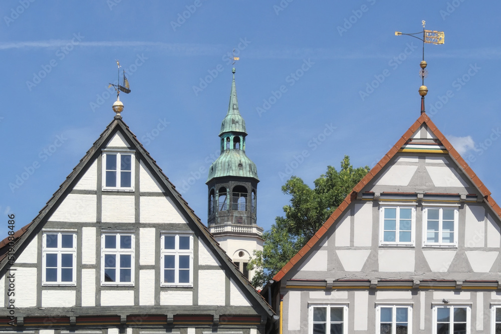 Celle - Turm der Stadtkirche St. Marien zwischen Altstadthäusern, Niedersachsen, Deutschland, Europa