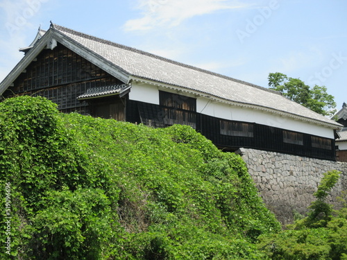 熊本地震から６年、未だ壊れたままのの熊本城の一部と石垣 © 康夫 岩見