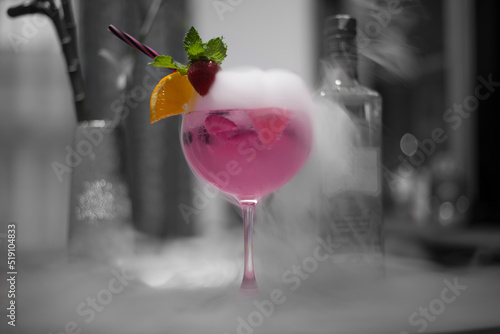 Fotografia Relaxing evening having a special cocktail pink with friends