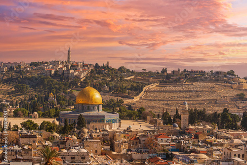 Photo Sunset view of Jerusalem dominated by golden cupola of the Dome of the Rock