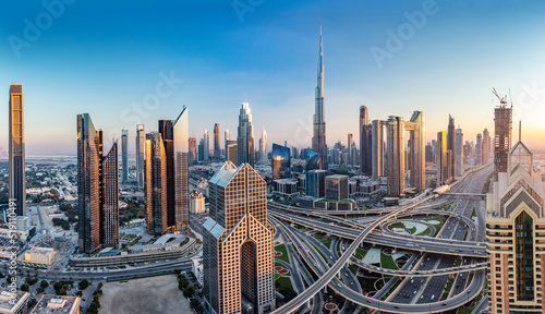 Photo Burj Khalifa in Dubai downtown skyscrapers highrise architecture at sunset