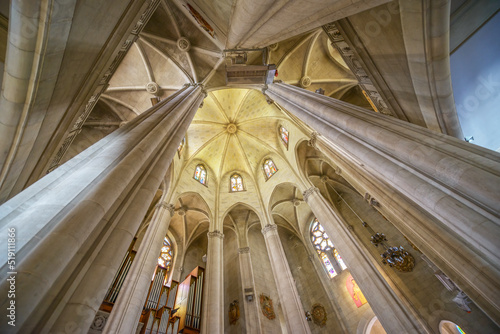 Foto View up in the interior of church Sagrat Cor in Barcelona.