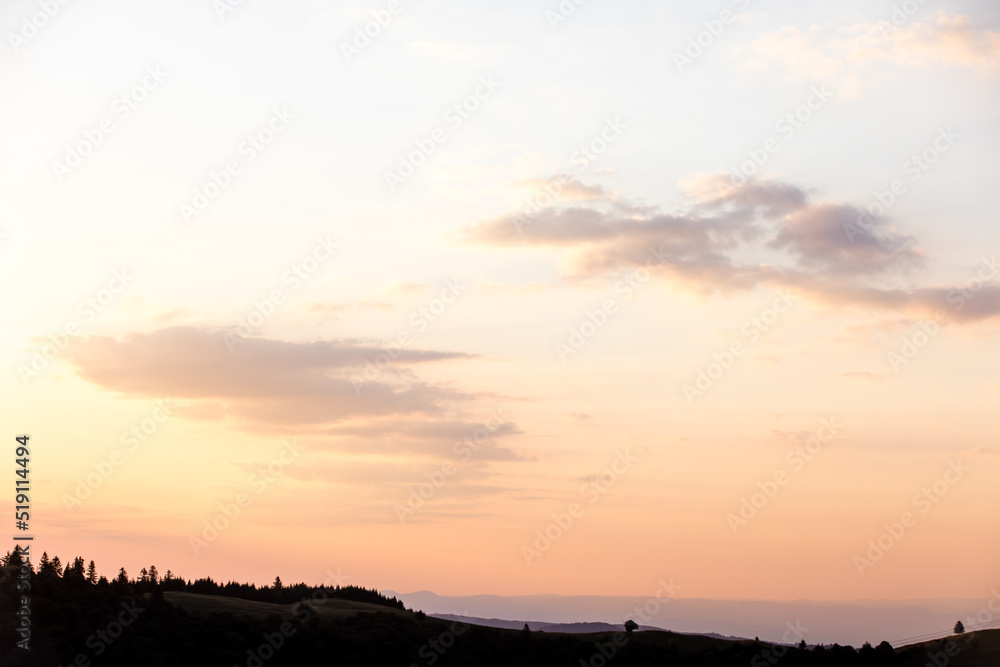 Naklejka premium Beautiful sunset landscape with mountains and trees