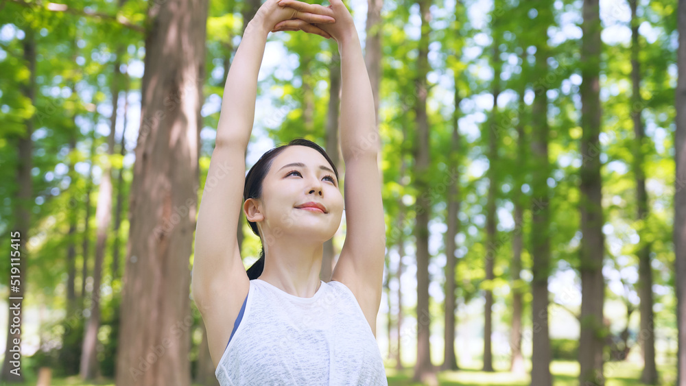森林の中でリラックスする女性 森林の中でリラックスする女性